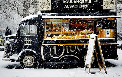truck-with-business-name-on-it-selling-pastry